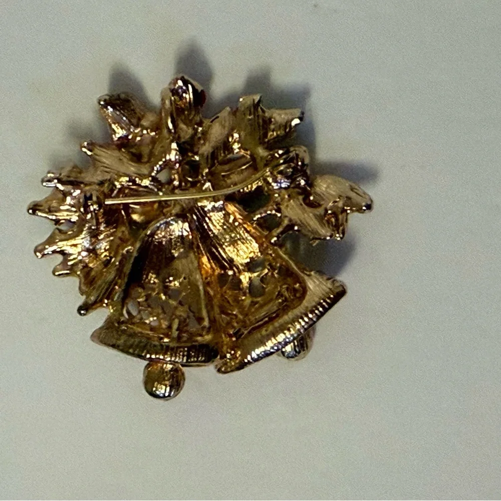 VINTAGE BROOCH PENDANT HOLIDAY CHRISTMAS BELL GOLD RHINESTONES RED GREEN ENAMEL